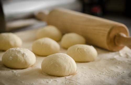 パン粉を使った厨房のイメージ写真